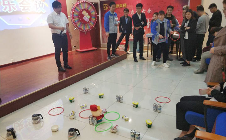 多么开心的快乐会议员工们的套圈领奖品