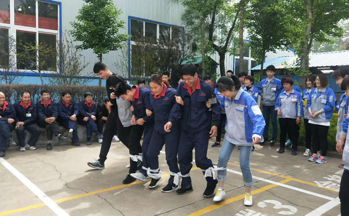 绑腿跑比赛