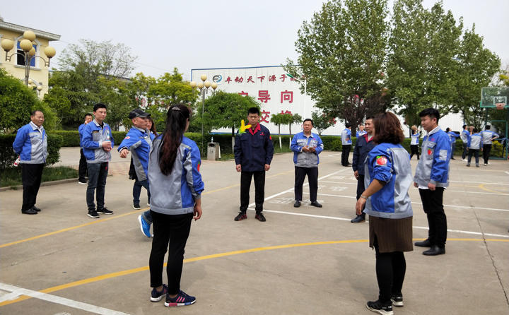 踢毽子比赛让我们见识到团结协作、坚持不懈的运动精神，各队在场上展开激烈比拼，队员们沉着应战、默契配合、快速传递