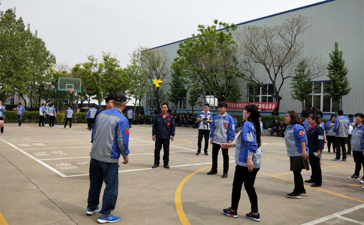 踢毽子比赛让我们见识到团结协作、坚持不懈的运动精神，各队在场上展开激烈比拼，队员们沉着应战、默契配合、快速传递