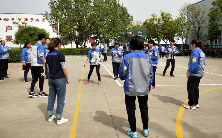 踢毽子比赛让我们见识到团结协作、坚持不懈的运动精神，各队在场上展开激烈比拼，队员们沉着应战、默契配合、快速传递