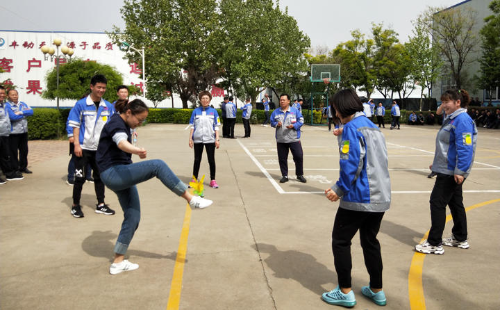 踢毽子比赛让我们见识到团结协作、坚持不懈的运动精神，各队在场上展开激烈比拼，队员们沉着应战、默契配合、快速传递