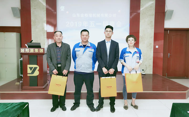 总经理孙宁波为颗粒机销售精英颁发奖品