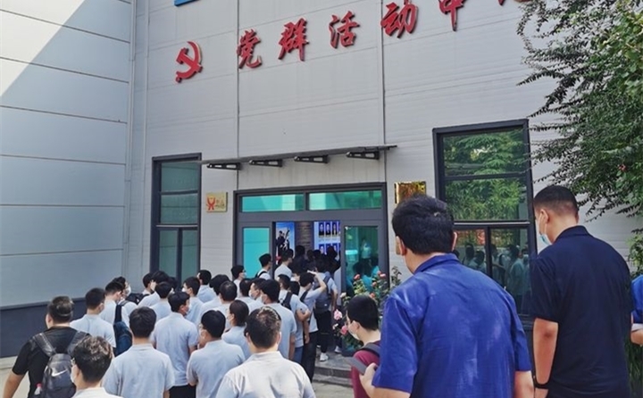 景书记首先带领同学们走进金格瑞公司党群活动中心