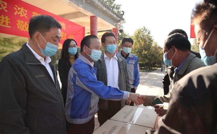 董事长景奉国与敬老院负责人握手介绍