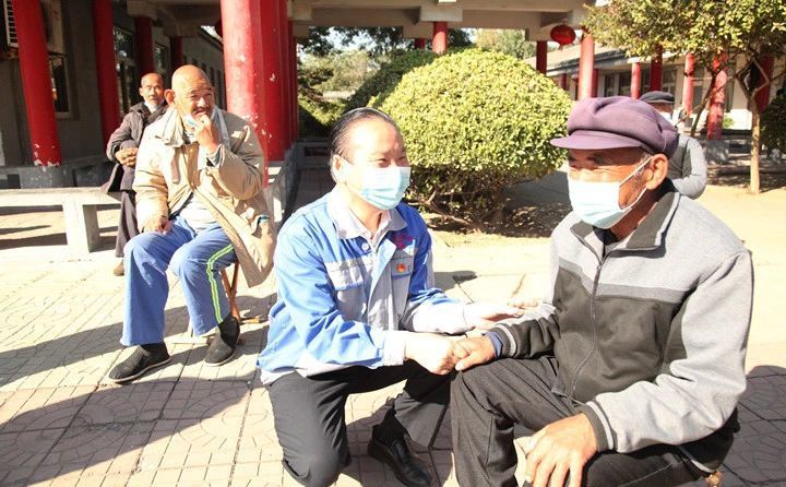 景董询问老人的生活习惯
