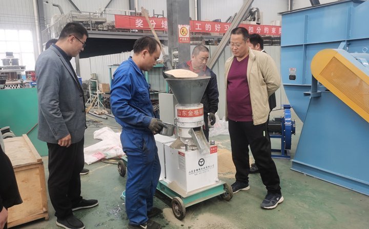 农作物秸秆颗粒机试机现场
