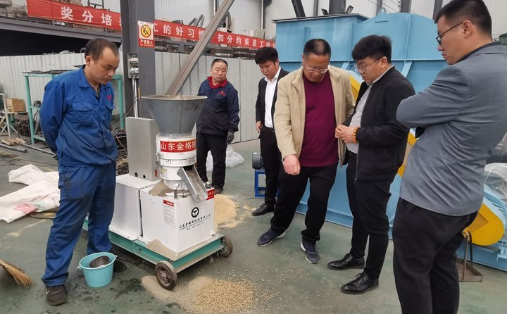 350型号秸秆颗粒机，时产300-600公斤