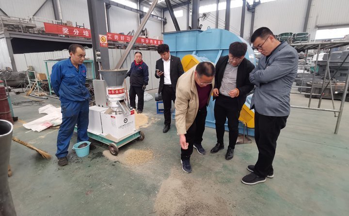 威海老总查看饲料颗粒质量