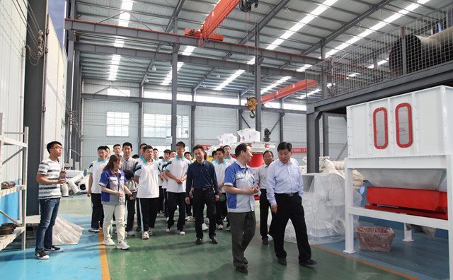 景董带领老师和同学们参观了颗粒机展厅及生产车间